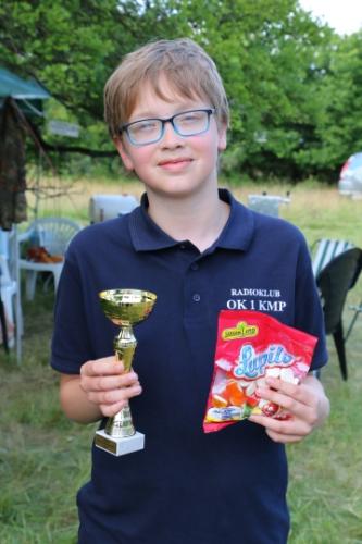 Ondra přebírá pohár za 1. místo v PDM 2020