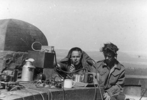 Slunce tenkrát asi pražilo, s mikrofonem Ruda Weber OK1VHD a poslouchal André Matula