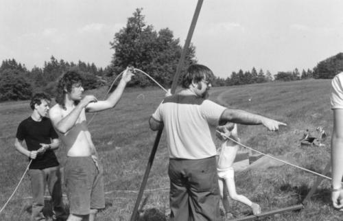 Při výstavbě antény Ota Kozlík OK1XAV, Honza Cuc OK1JJC a mladý Lukáš Kozlík