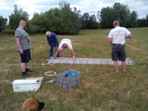 Začátek stavby druhého stožáru - Martin Cuc, Ota Knap, Roman Pokorný OK1NPF a Petr Knap OK1AKI