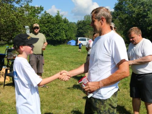 Ondra přebíral ocenění za II. místo v loňském PDM z rukou VO Petra OK1AKI