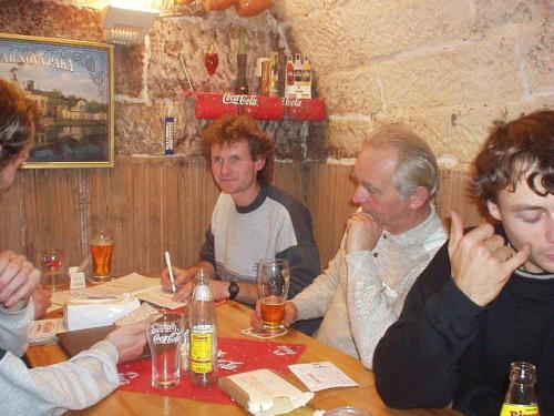 Štafetu vypisování lístků převzal Martin Kobrle OK1TKN, přihlíží František Hejtman ex OK1HKW