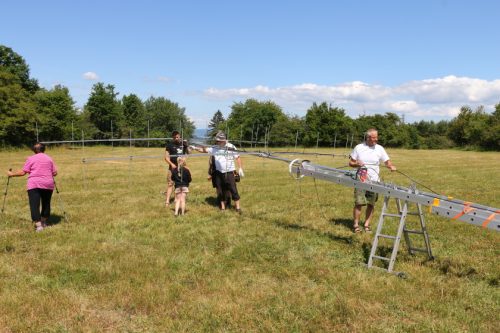 Příprava antén pro 2 m. Blanka, Kuba, Karolína, Roman OK1NPF a Petr OK1AKI