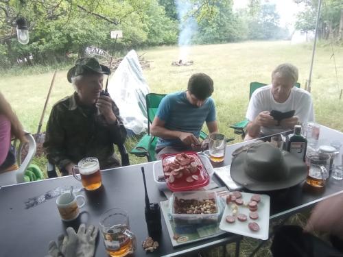 Déšť nás zahnal pod přístřešek. Vysílá Martin OK1TKN, Kuba a Petr OK1AKI sledují meteo předpověď