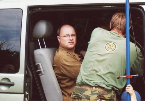 Vláďa Ferles u zařízení na 70 cm, záda s terčem patřily Petru Knapovi OK1AKI