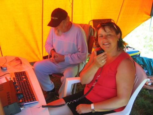 U mikrofonu Štěpánka Knapová, sledoval Honza Cuc OK1JC