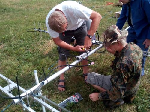 Že anténní dělič je nutné řádně upevnit věděli Petr Knap OK1AKI, Martin Kobrle OK1TKN