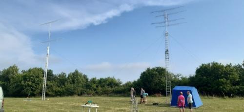 Antény stojí, ještě stany. Martin OK1TKN, Jirka OK1UKY, Vláďa OK1FUJ, Kuba, Dana OK1IFD a Roman OK1NPF