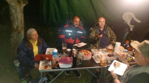 V družném hovoru. Štěpánka, Mirek, podřimující Roman OK1NPF a Vláďa OK1FUJ