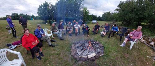 19.	Pohoda u ohně. Blanka, Honza OK1JC, Martin Ok1TKN, Lenka, Mirek, Mikuláš, Petr OK1AKI, Štěpánka s Maxem, Marek, Roman OK1NPF, Dominik a Bára