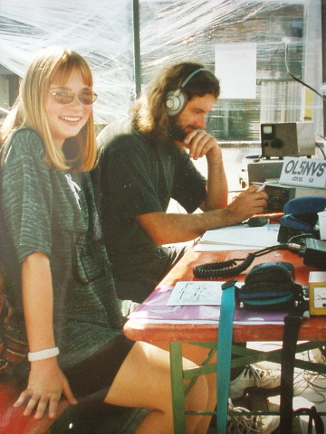 Petra Kozlíková a se sluchátky Ota Kozlík OK1XAV