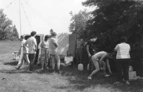 Sud bylo potřeba zakopat, přihlíželi Aleš Stirand OK1VDZ, Naďa Romaniuková OK1UXL, Pavel Podobský OK1MIA, Ota Knap st. kopali Martin Kobrle a Blanka Knapová