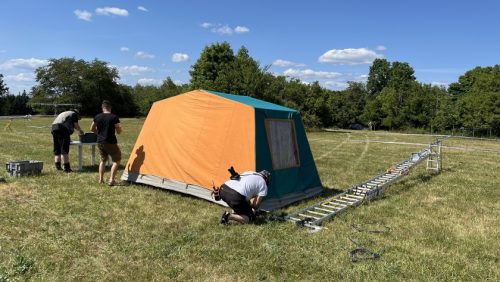 Roman OK1NPF si upravuje vysílací stan