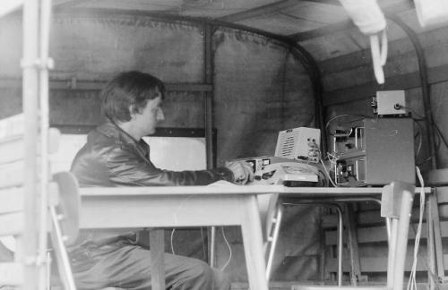 Při spojení Jarda Holý OK1MIZ z Hostinného, zařízení Petr 103 a PA