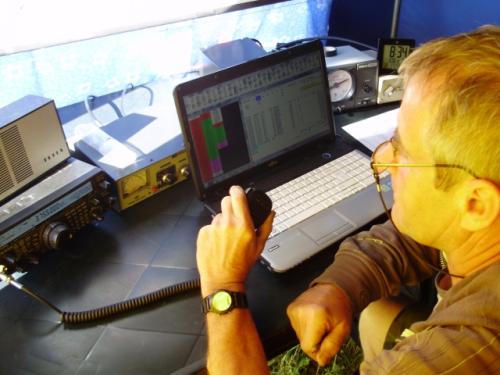 Sobota ráno, povinná SSB liga. U mikrofonu Petr OK1AKI