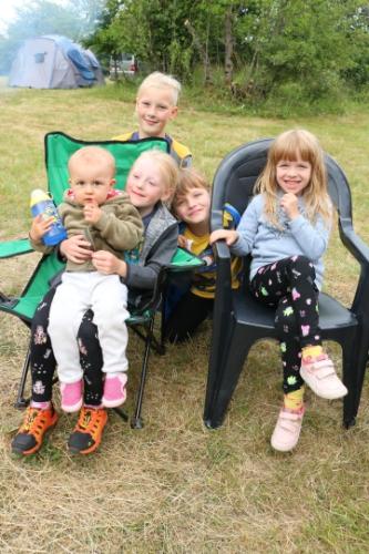 Nejmladší členové. Karolína, Anička, v pozadí Mikuláš a David 