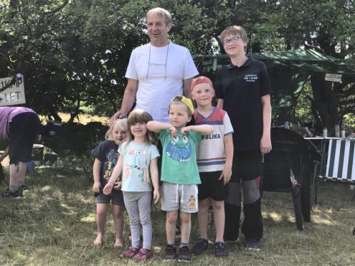 VO Petr OK1AKI s partičkou mladých oprátorů