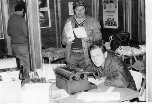 Příprava závodních pokynů. Honza Cuc OK1JJC, Jirka Podlipný OK1MZO a za strojem sedící Míla Jůza OK1DMJ