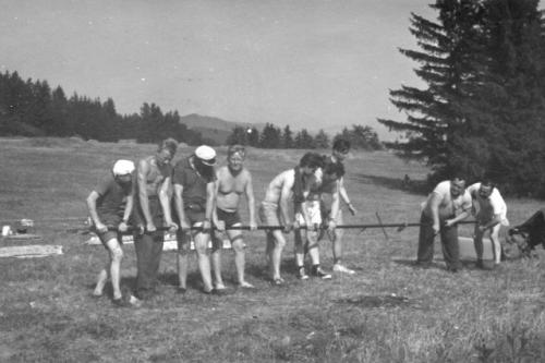 Příprava anténního stožáru před závodem