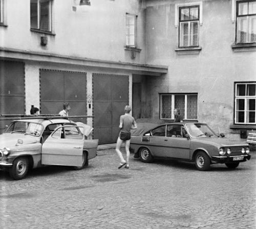 Při odjezdu od radioklubu zleva Blanka Knapová, Ota Knap st. a ml., Pepa Nosek OK1AXN