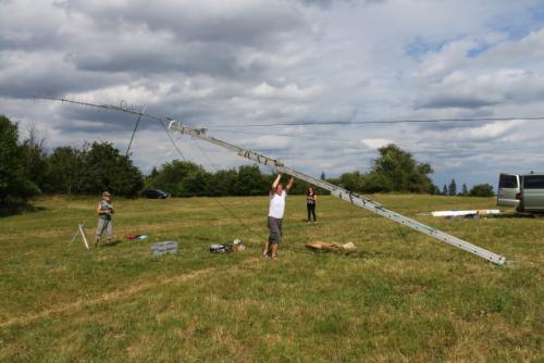 Při začátku zvedání Martin Kobrle OK1TKN, Petr Knap OK1AKI a Naďa Kolocová