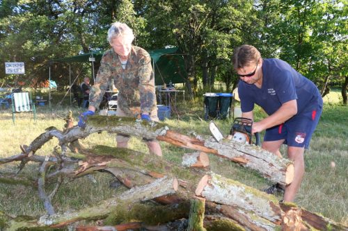 Příprava dřeva na oheň. Martin OK1TKN a Marek