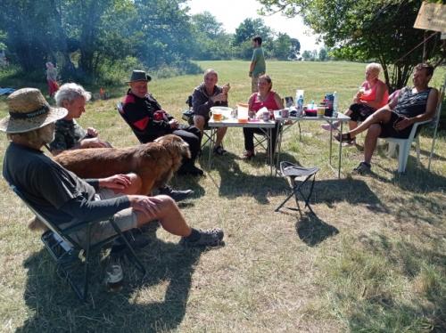 Snídaňová pohoda. Ota OK1XAV, Martin OK1TKN, Vláďa OK1FUJ, Petr OK1AKI, Kuba, Štěpánka, Bára, Marek