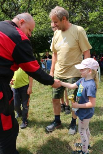 Ocenění závodníku za PDM2022. Karolíně gratulují Vláďa OK1FUJ a Petr OK1AKI