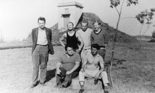 Po konci závodu - stojící zleva Mirek Hataš OK1MHA, Josef Krenn OK1AWN (oba Jičín), Vašek Antoš OK1ARP, Honza Huryta, sedící Standa Šmidrkal OK1AAH a André Matula