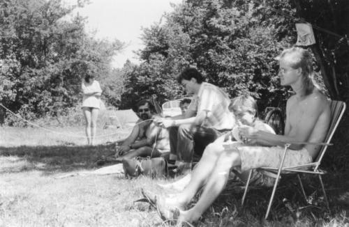 V úkrytu za poledního žáru Naďa Romaniuková OK1UXL, Honza Cuc OK1JJC a Aleš Stirand OK1VDZ