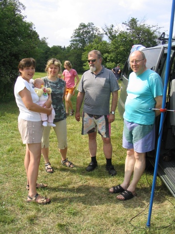 Štěpánka Knapová s dcerou Maruškou, Věra Kobrlová, v pozadí Anička Knapová, Honza Cuc OK1JC a Honza Huryta OK1MNV