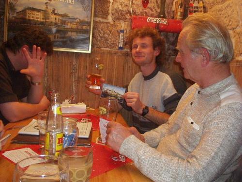 Novopacké tekuté zlato. František Hejtman ex OK1HKW, Martin Kobrle OK1TKN a skrývající se Aleš Stirand ex OK1VDZ