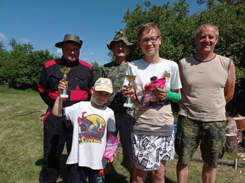 Vítězové PDM 2021. Mikuláš a Ondra, v pozadí Vláďa OK1FUJ, Martin OK1TKN a Petr OK1AKI