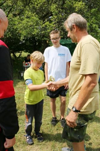 Mikuláš přebírá pohár z rukou Petra OK1AKI 
