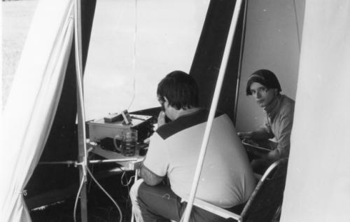 U mikrofonu Honza Cuc OK1JJC, zapisoval Vláďa Ferles