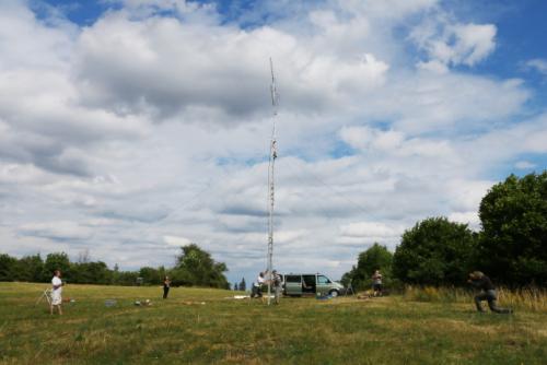 Stožár už stojí, přihlíželi Roman Pokorný OK1NPF, Naďa Kolocová, Petr Knap OK1AKI, Martin Kobrle OK1TKN, Martin Cuc Ota Kozlík OK1XAV