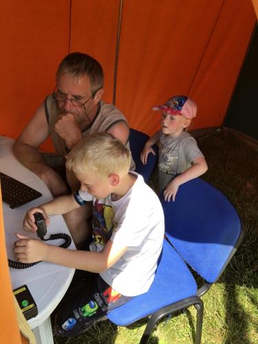 PDM 2022 144 MHz. U mikrofonu Mikuláš, dohlíží Petr OK1AKI a Karolínka