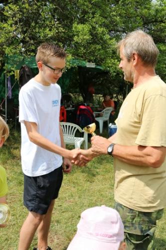 Ondra přebírá pohár od Petra OK1AKI