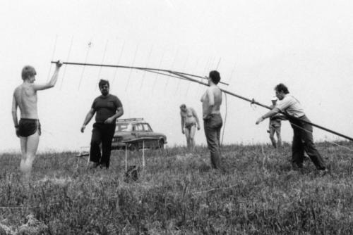 Na vztyčování antény se podíleli Ota Knap ml., Honza Cuc OK1JJC, Honza Huryta OK1MNV, Aleš Stirand OL5VGB a Petr Knap OK1AKI, vše koordinoval autor konstrukce Míla Jůza OK1DMJ
