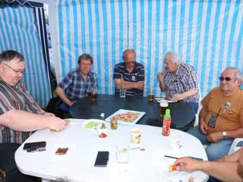 Občerstvující se účastníci setkání - Jarda OK1XFA, Jarda OK1THK, ?, Honza OK1XHV a Ondra OK1TKO