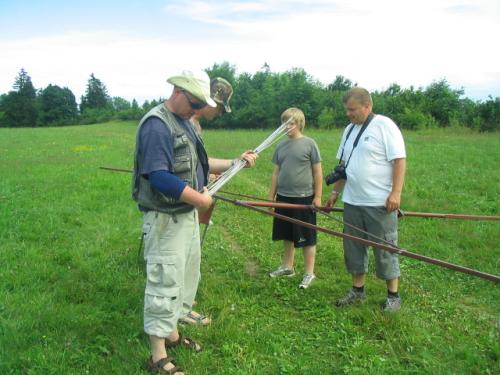 Na skládání antény se podíleli Vláďa Ferles, Martin Kobrle OK1TKN, Ríša a Martin Veselý