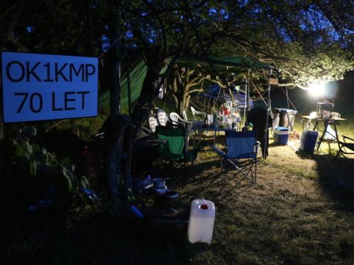 Pohled na večerní tábor