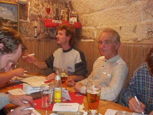 Martin Kobrle OK1TKN udílí pokyny, přihlíží František Hejtman ex OK1HKW