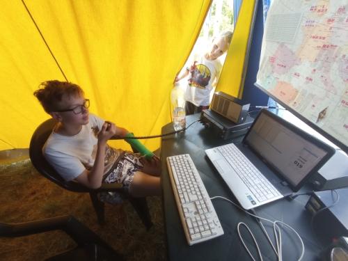 PDM 2022 432 MHz. U mikrofonu Ondra, dohlíží Miluláš