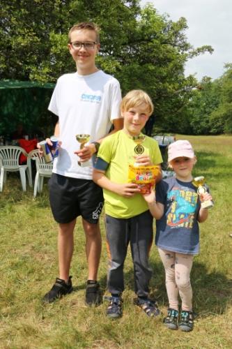 Společné foto mládežnického týmu. Ondra, Mikuláš a Karolínka