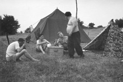 Při chvíli odpočinku zleva Ruda Weber OK1VHD, Jarka Král a z profilu Standa Šmidrkal OK1AAH