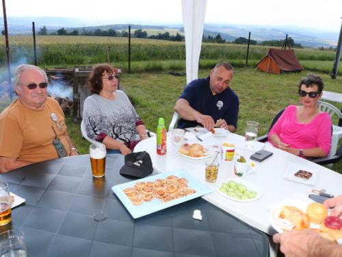 Další účastníci při občerstvení - Ondra OK1TKO, Petr OK1PII a jejich drahé polovičky
