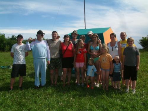 Závěrečné foto - zleva Tomáš Kobrle, Honza Cuc OK1JC, Petr OK1AKI a Štěpánka Knapovi,v pozadí Vláďa Ferles, Martin OK1TKN, Martina a Věra Kobrlovi, Marek, Petra a Dominik Jiráskovi, Maruška Knapová, Zdeňka, Roman OK1NPF a Ondra Pokorní, Ríša Veselý