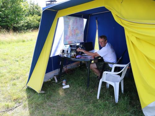 Petr OK1AKI u zařízení pro pásmo 432 MHz