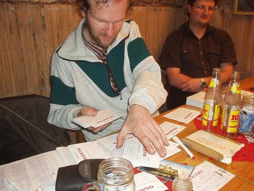 Tak to bude asi vše. Míra Polák OK1MYM a v pozadí Aleš Stirand ex OK1VDZ